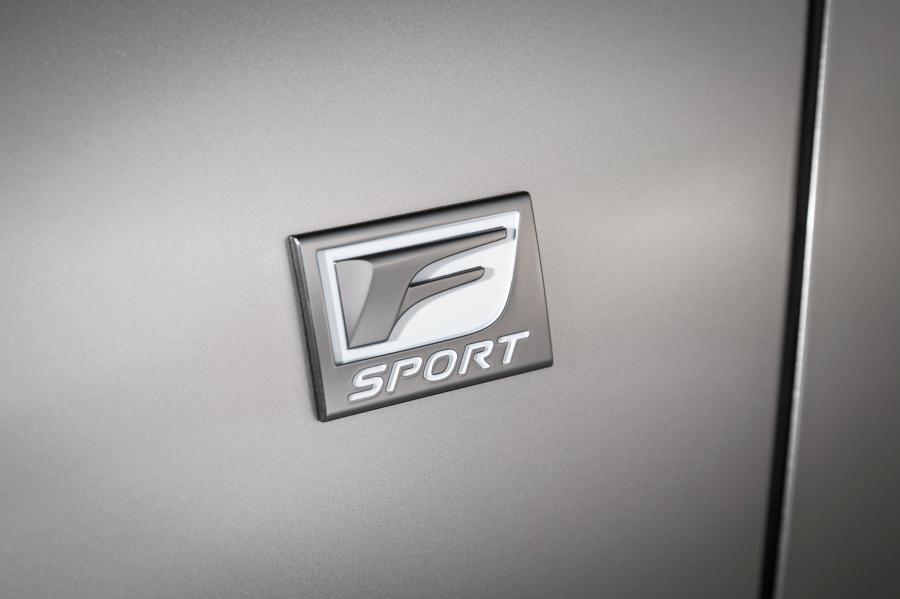 Логотип Lexus ES350 F-Sport 2018 года  (NA) (фото 32 из 47)